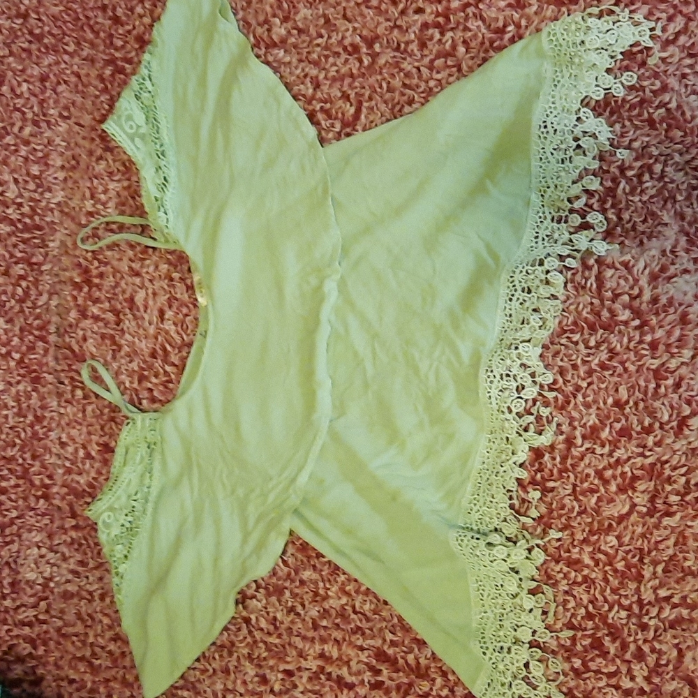 Soieblu size small. Green flowy kinda like a crop top. 100% cotton.